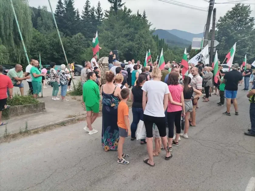 Protest temporarily closed Petrohan mountain pass