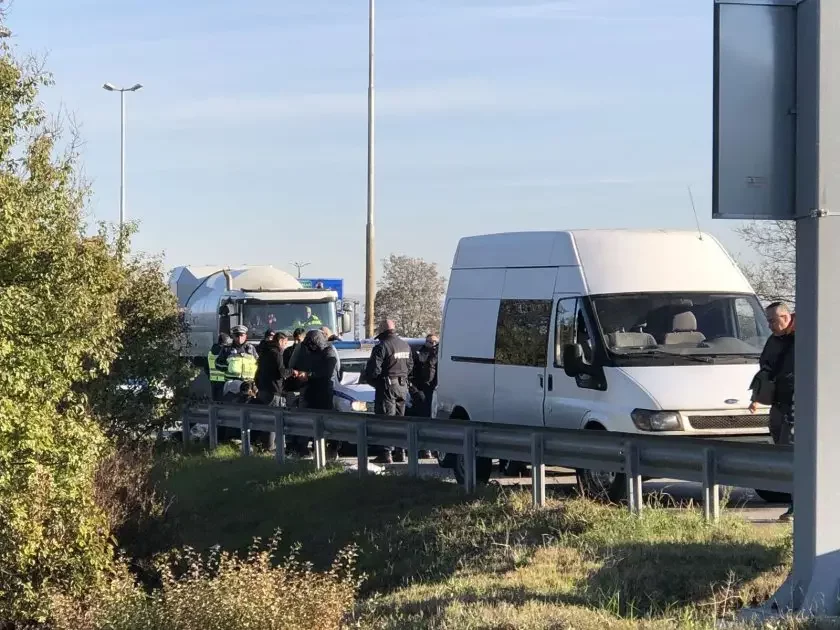 Minibus with migrants crashed after police chase