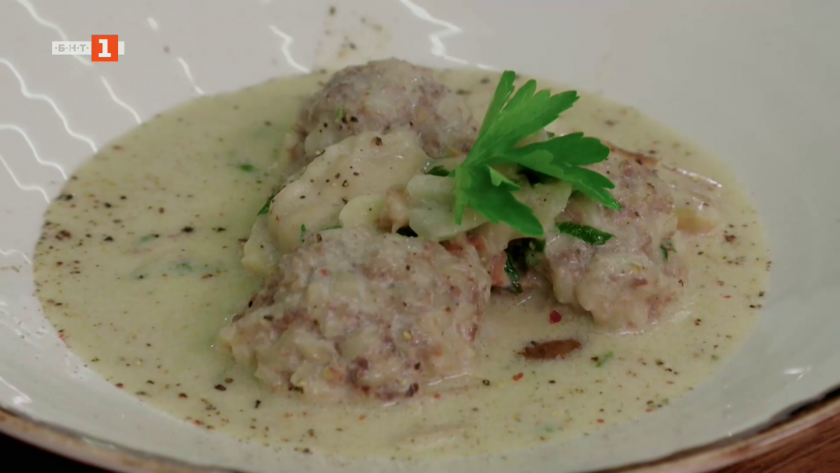 Кюфтета яхния с гъбен сос и ориз на фурна със сушени манатарки