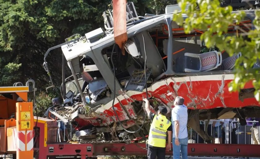 Vatman tramvayı terk etti, tramvay raylardan çıktı