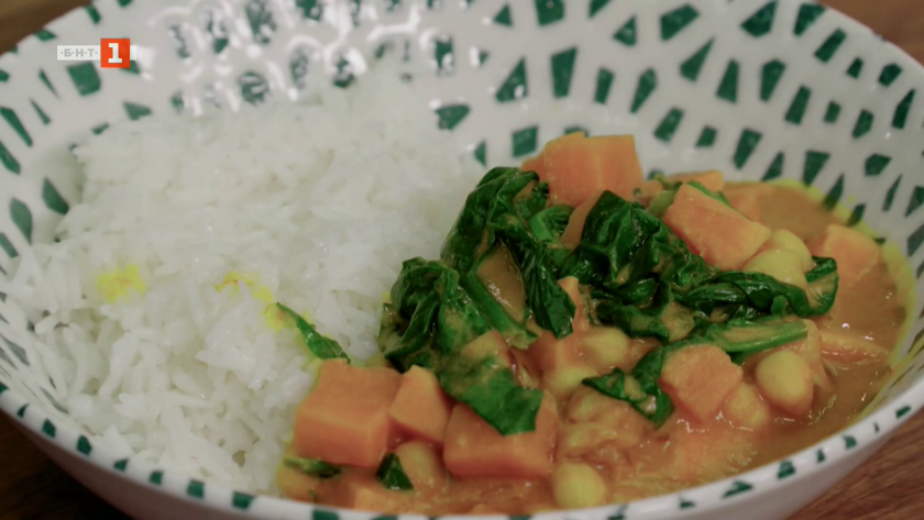 Къри с нахут, сладък картоф и спанак и бишкотена торта с праскови