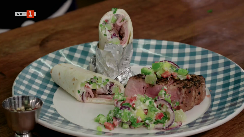 Бурито със свинско и свежа салата и топла разядка с люти чушки