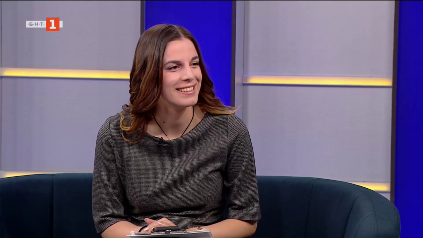 Защита или цензура: новите правила за деца онлайн в Гърция