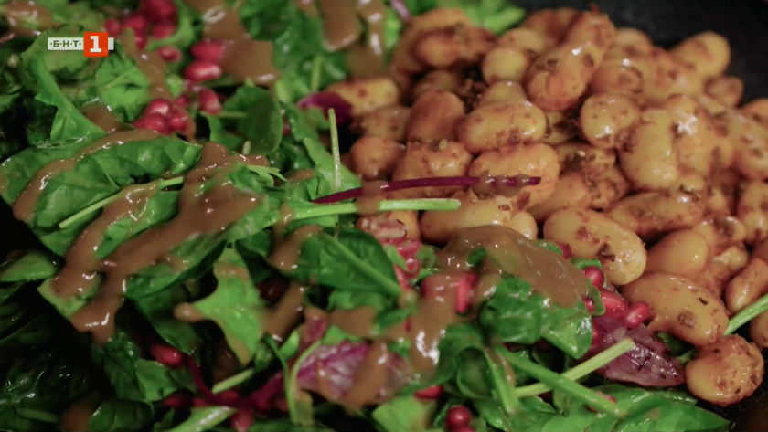 Пай с праз, спанак и извара и салата с печен боб и нар