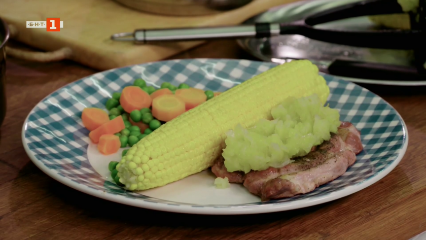 Пържоли с ябълково пюре и зеленчуци и салата Байрак