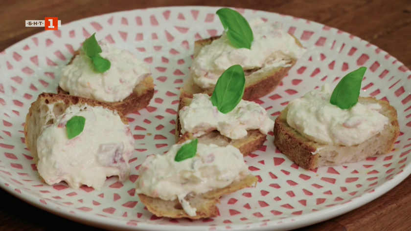 Разядка с консервирани чушки и картофена салата със зелен фасул