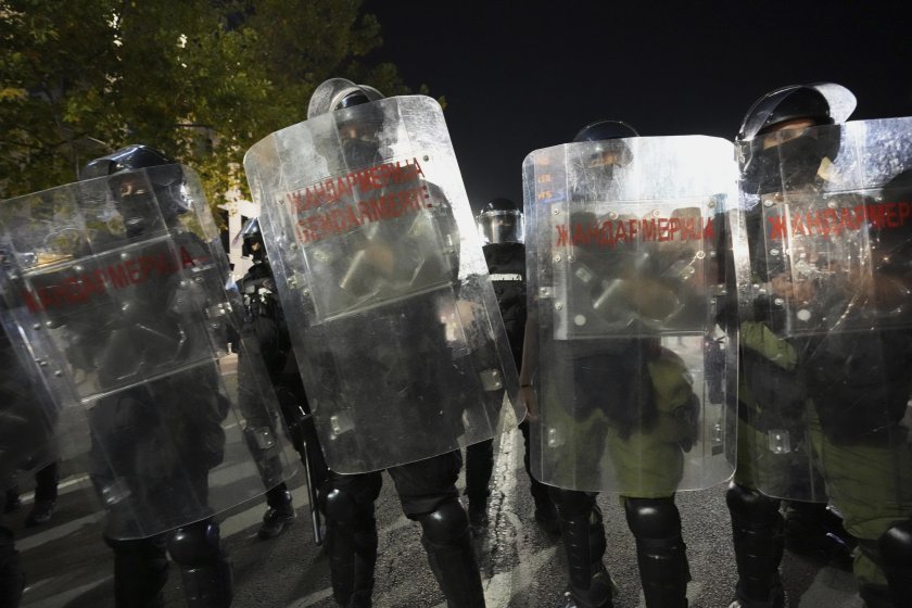 Сблъсъци в Сърбия, изборна победа за управляващите в РСМ - какво следва?