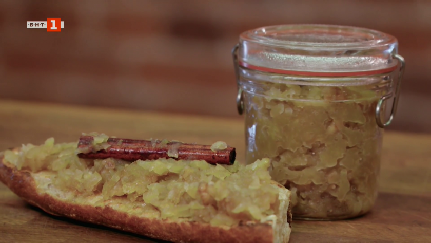 Бюрек с праз, бекон и кашкавал и мармалад от ябълки и орехи