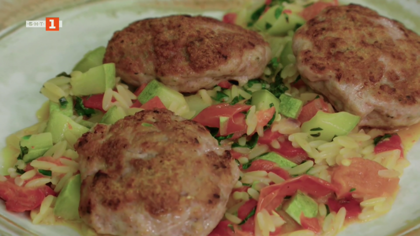 Пуешки кюфтенца с орзо и зеленчуци и печени круши със синьо сирене