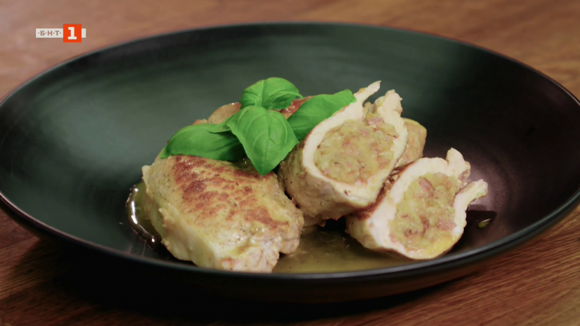 Пълнени пържоли с бекон и гризини с бекон, карамелизиран лук и сирена