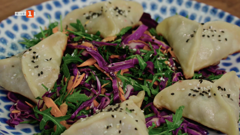 Гьози с телешко и пъстра салата и хрупкаво печено пиле със зеленчуци