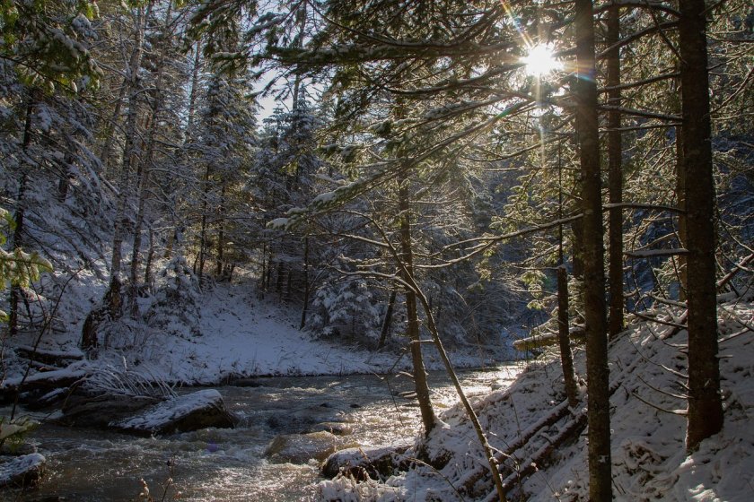 Слънчево на изток и превалявания на запад в петък