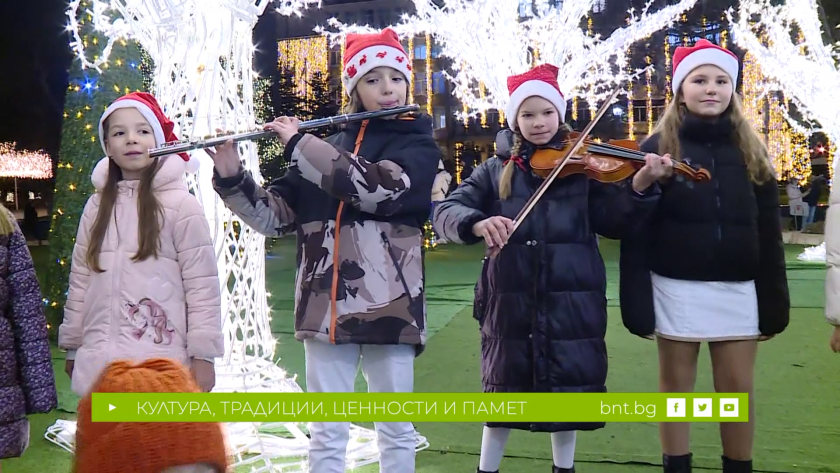 Празнично настроение, аромат на греяно вино, песни и танци в коледната вечер