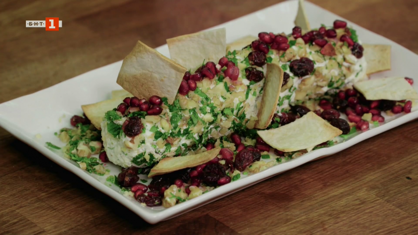 Разядка с крема сирене, сушени плодове и нар и кашкавал пане в кори за баница