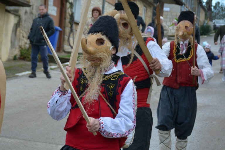 Впечатляващ маскараден ритуал в русенското село Кошов
