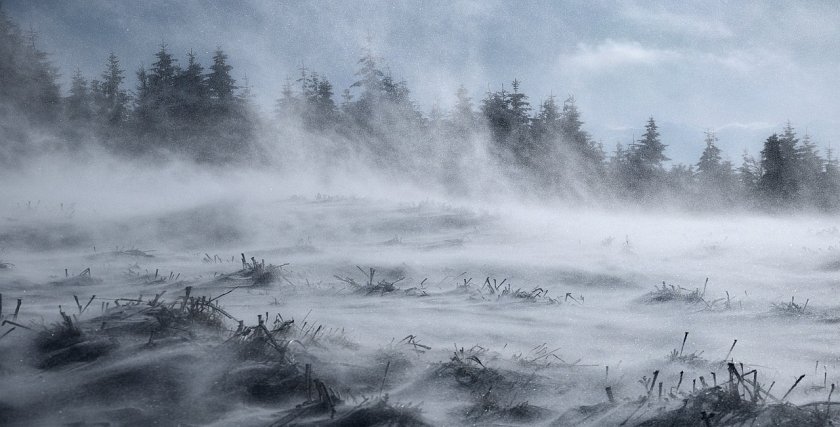 Снеговалежи, силен вятър и виелици