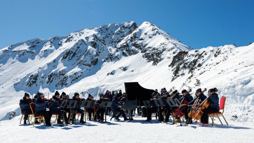 Проектът &ldquo;Защитници на Земята&rdquo;: Роял, оркестър и хор на връх Тодорка, 04.03.2026