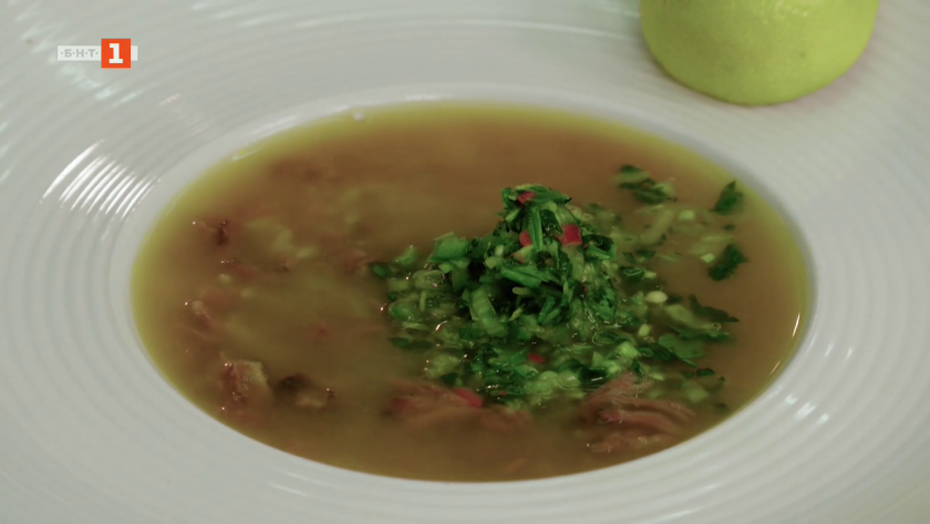 Супа с телешко рагу, дребна паста и свежа салца и яхния с орзо, спанак и пилешко