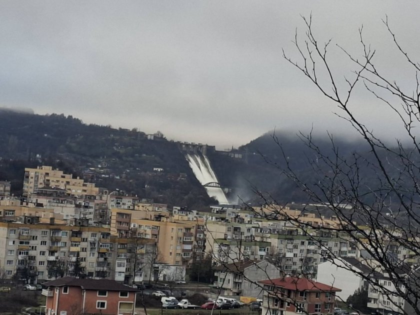 Sağnak yağışlar sonrası: Kırcaali ve Studen Kladenets barajlarından kontroll&uuml; olarak su salınıyor