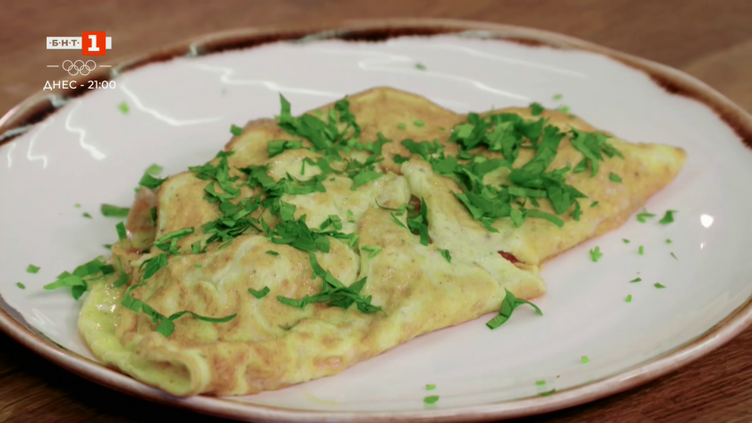 Каварма в омлет и студени сарми със сос от печени чушки