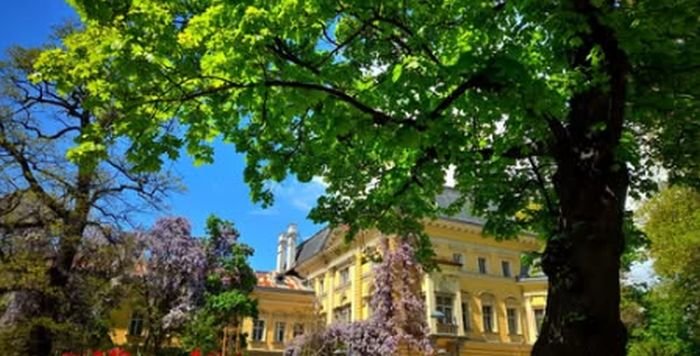 От "Къщата с куклите" до жълтите павета