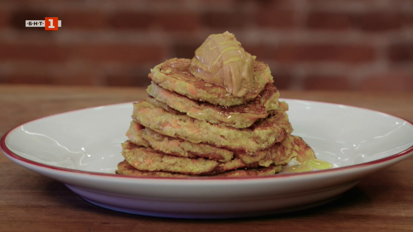 Патица с ябълков сос и овесени палачинки с банан и морков