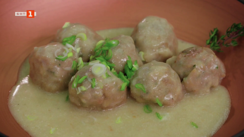 Кюфтета в бял сос с бира и кашкавалени питки със сушен домат