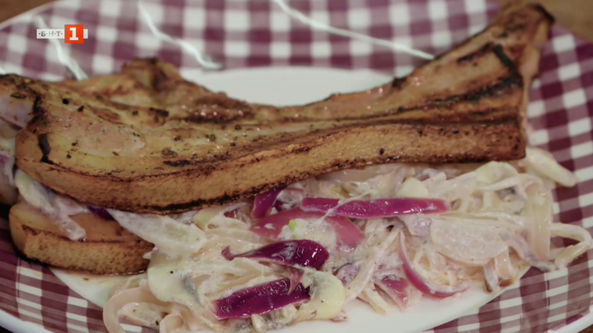 Свински котлет с карамелизиран лук и домашен гирос сандвич със салата дзадзики