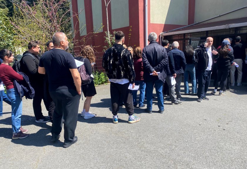 Uzun kuyruklara rağmen T&uuml;rkiye'de se&ccedil;im g&uuml;n&uuml; sorunsuz tamamlandı 