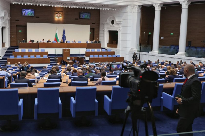 Milletvekili oy birliğiyle maaşlarını dondurdu