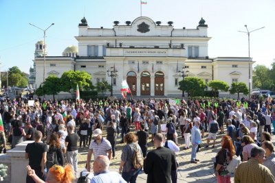 Protesters outside Bulgaria&rsquo;s Parliament call for government resignation