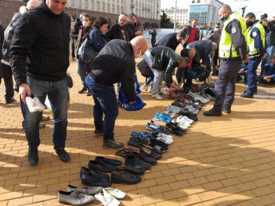Protest outside Council of Ministers under the banner &ldquo;The worn-out shoes of 2 million Bulgarians"
