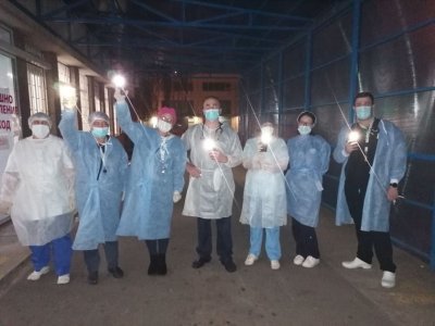 For another night in a row, doctors call for solidarity in the battle against Covid-19