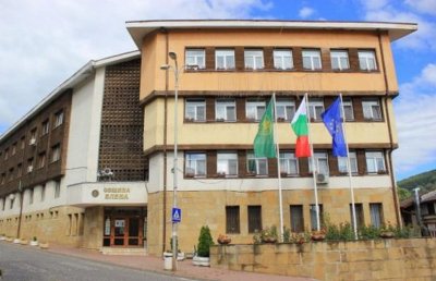 Затвориха всички училища и детски градини в Елена