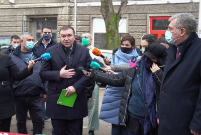 Bulgaria&rsquo;s Minister of Health greets the medics from the Emergency Medical Service on their holiday