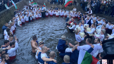 Traditional men’s dance in the river on Epiphany took place in Kalofer despite the anti-epidemic measures, mayor will be fined
