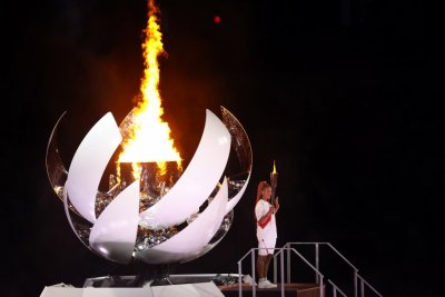  Олимпийският огън пламна на бляскава церемония в Токио