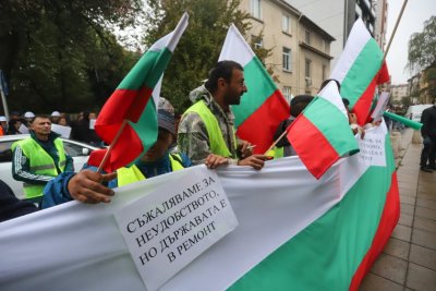 Yol inşaatçıları protestoya çıktı