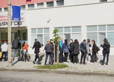 Queues outside major hospitals in Sofia for Covid-19 vaccinations