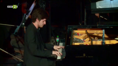 Виртуозният пианист Емануил Иванов