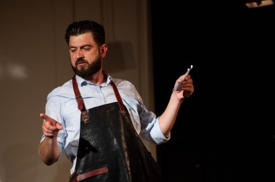 Моноспектакълът "За любовта и всичко останало" - смешната и абсурдна изповед на актьора Иван Тодоров