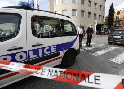 Paris havaalanında bıçaklı bir kişi vurularak öldürüldü