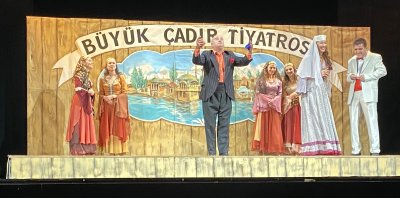 Kırcaali Müzikal Tiyatosu sanatçıları Sofya'da 'Akide Şekeri' oyunuyla sahne aldı