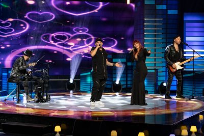 Теди Кацарова и Дичо на сцената в шоуто "Музика безкрай" по БНТ 1