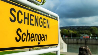 Отдалечава ли се България от Шенген и Еврозоната?
