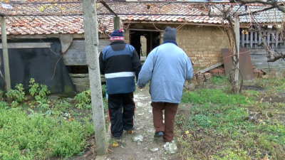 „В кадър“ по БНТ е филмът „Където дишат страх“ – разказ за изоставените българи, които подпират вратите си с брадви и опасват къщите си с вериги