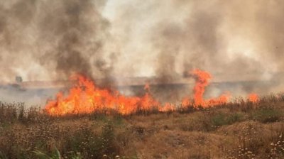 Повече от 100 пожара в земеделски райони само за месец
