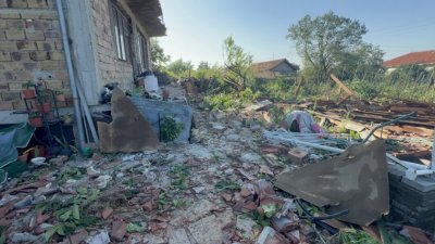 Powerful storm toppled trees, ripped off roofs, villages still without electricity in Stara Zagora region (VIideo)