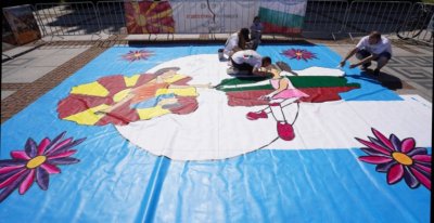 Children from Bulgaria and North Macedonia painted together in front of the National Theatre in Sofia