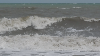 Dangerous sea swell - beachgoers warned of big waves